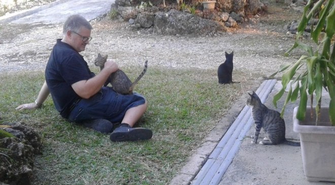 a 20181003 Keith patting cat_1680x1008_1024x568